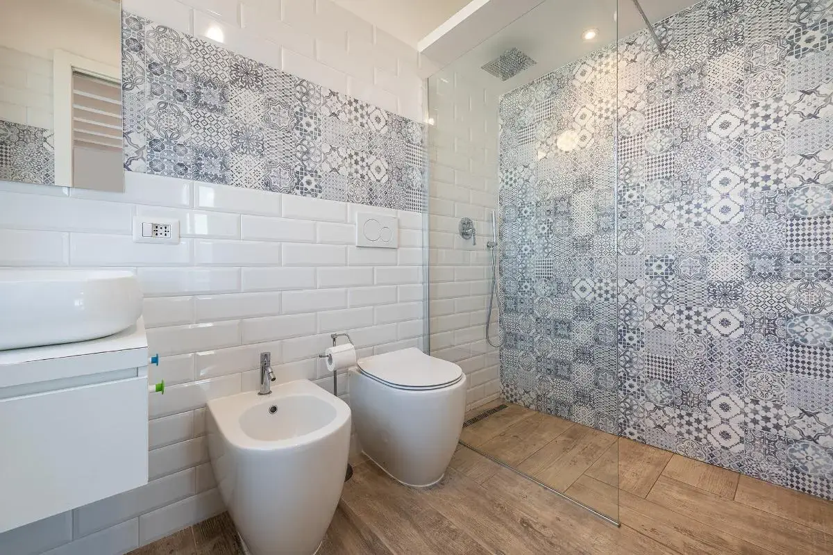 Bagno bianco con rivestimento in maiolica decorata blu e bianca