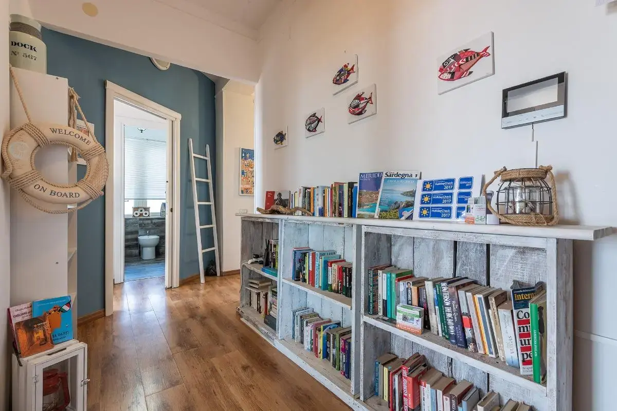 Libreria bianca piena di libri nel corridoio della struttura